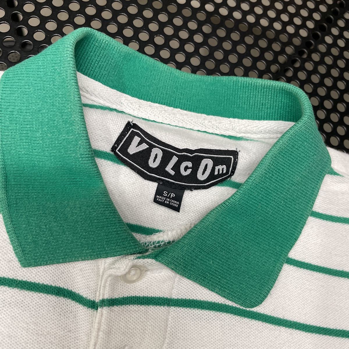 ボルコム volcom 半袖 ボーダー ポロシャツ Sサイズ グリーン 緑 くすんだ白になります（洗濯済み シミあり_画像2