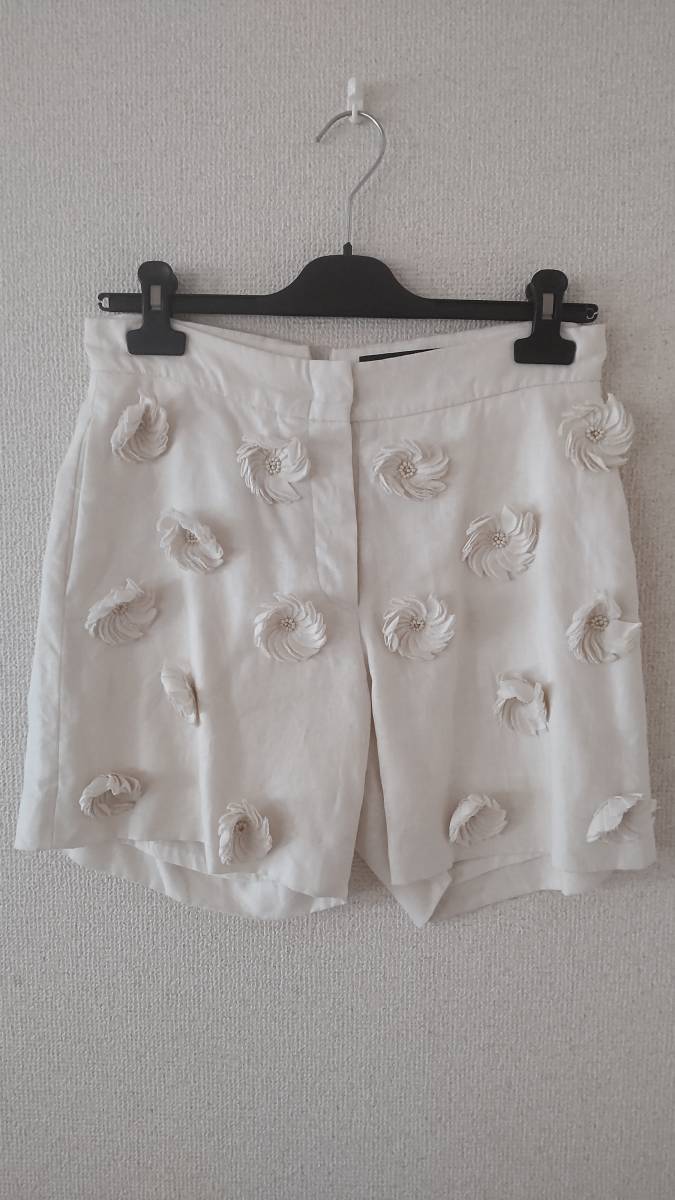 ◇towavase トワヴァース◇フラワーモチーフ ショートパンツ◇白