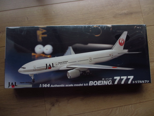 童友社　1/144　Boeing 777 トリプルセブン　JAL（シュリンク包装、新品未開封）