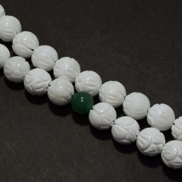 お念珠 シャコガイ (シャコ貝) 蓮彫刻 (ロータスカット お念珠 シャコガイ (シャコ貝) 蓮彫刻 (ロータスカット