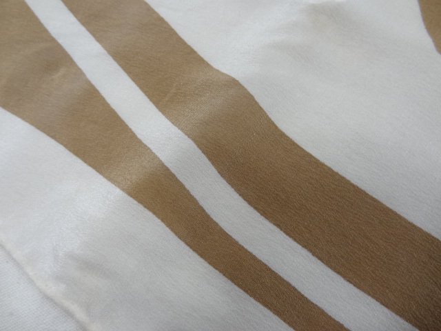 CHANEL シャネル イタリア製 シルク 100％ ブラウン ホワイト 2トーン カラー 総柄 スクエア スカーフ ショール リボン 柄 アクセサリー 色_画像5
