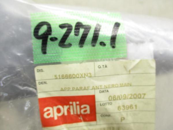 ☆新品未使用☆ 純正(85166600XN3) フロントフェンダー後ろ側 アプリリア シバー750 aprilia SHIVER 9-271.1_画像3