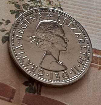 幸せのシックスペンス イギリス ラッキー6ペンス 英国コイン 美品です 本物 19.5mm 2.8gram クィーンのブライアンがギターピック_画像2