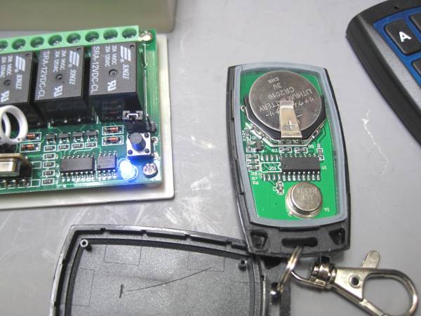 無線４ｃｈリモコン送信機２個・受信機セット動作電圧は直流１２Ｖ４個のリレーの接点回路は独独立しています全国一律普通郵便３００円_リモコン蓋を開けた状態電池見てています