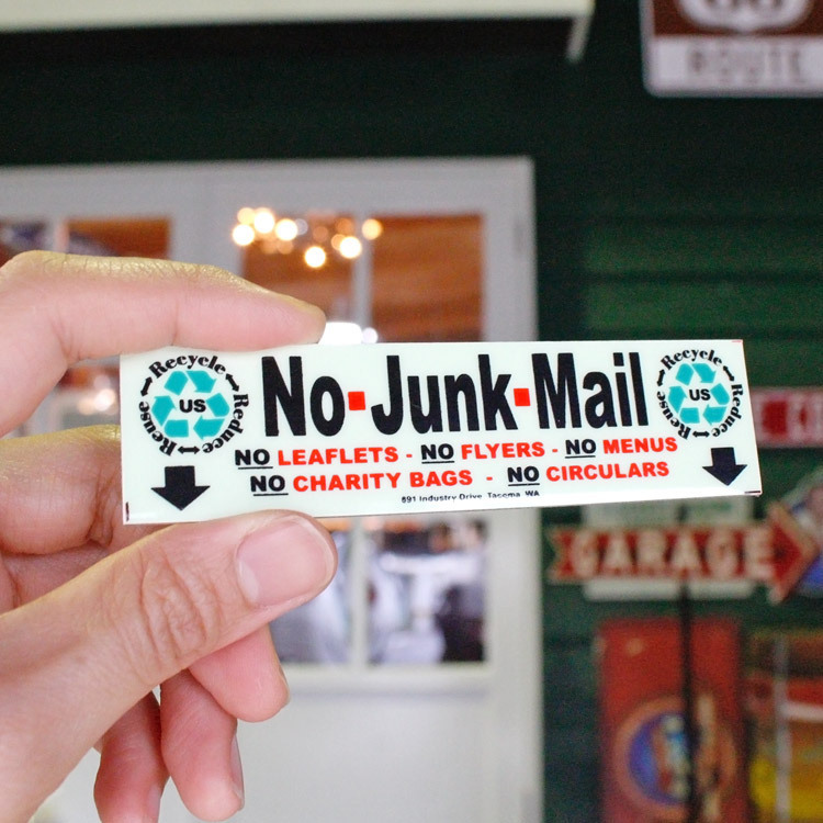 ステッカー グローサイン「NO JUNK MAIL」チラシを入れないでください（リサイクルマーク） 縦2.8×横11cm アルミ製 蓄光タイプ ミニ看板_画像2