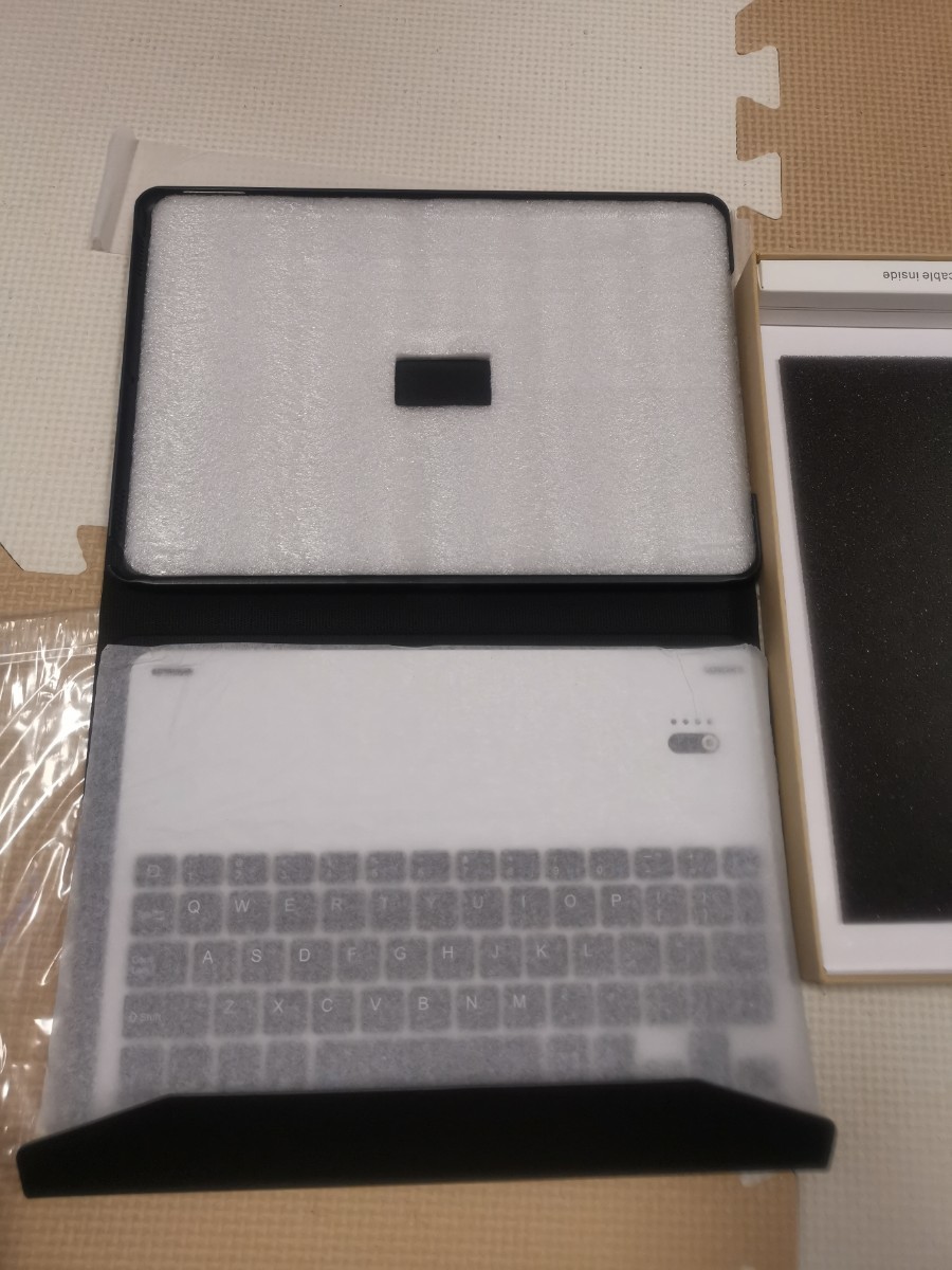 iPad pro 10.5 キーボードカバー Bluetoothキーボード  スタンド機能付き 超軽量 磁石自動吸着　新品未使用