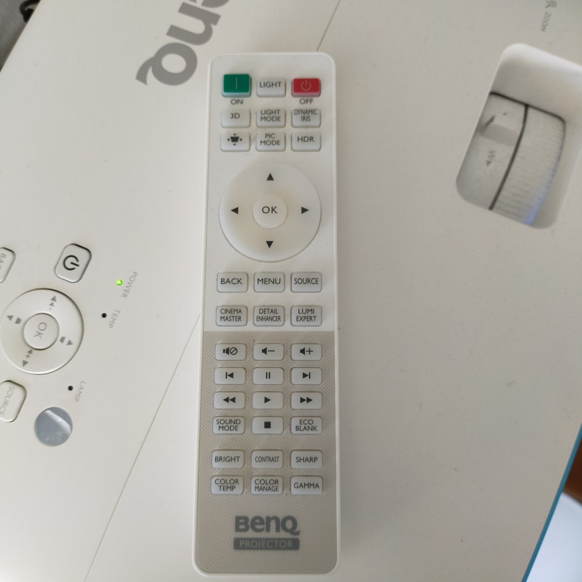 BenQ TK800M 4K・DLPホームプロジェクター【ジャンク品】