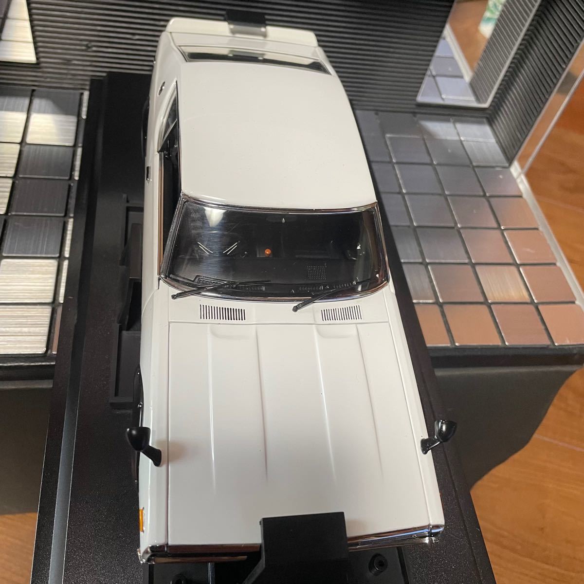 新品未展示品　京商1/18ニッサンスカイライン2000GT-R/ケンメリRホワイト美品