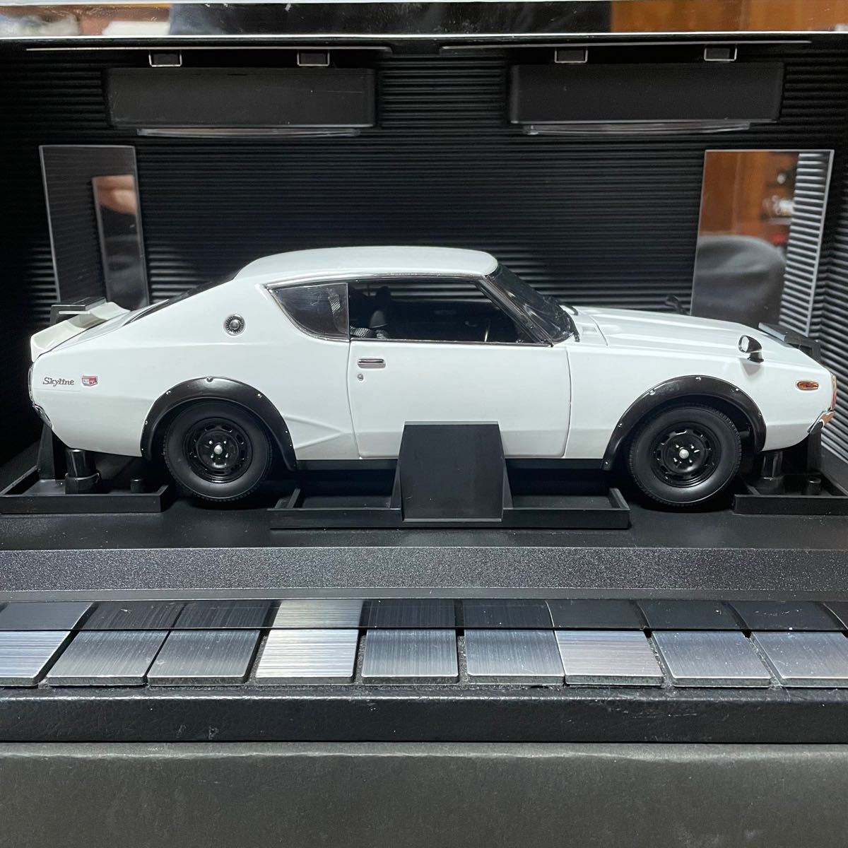 新品未展示品　京商1/18ニッサンスカイライン2000GT-R/ケンメリRホワイト美品