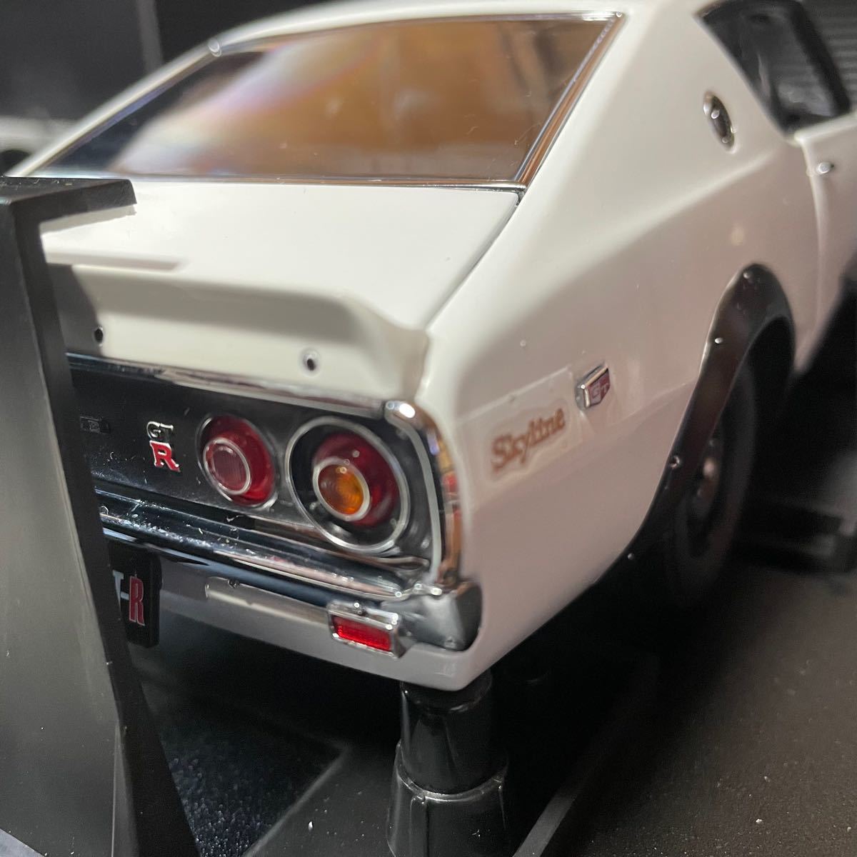 新品未展示品　京商1/18ニッサンスカイライン2000GT-R/ケンメリRホワイト美品