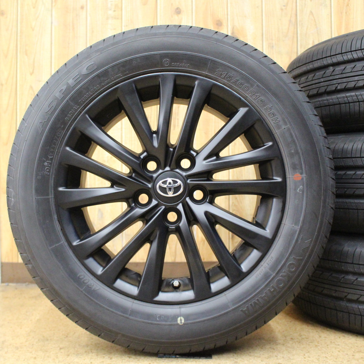 TOYOTA クラウンハイブリッド 純正 16インチ ブラック再塗装品 ヨコハマ 215/60R16 タイヤ ホイール 4本SET カムリ サイ エスティマ等_画像1