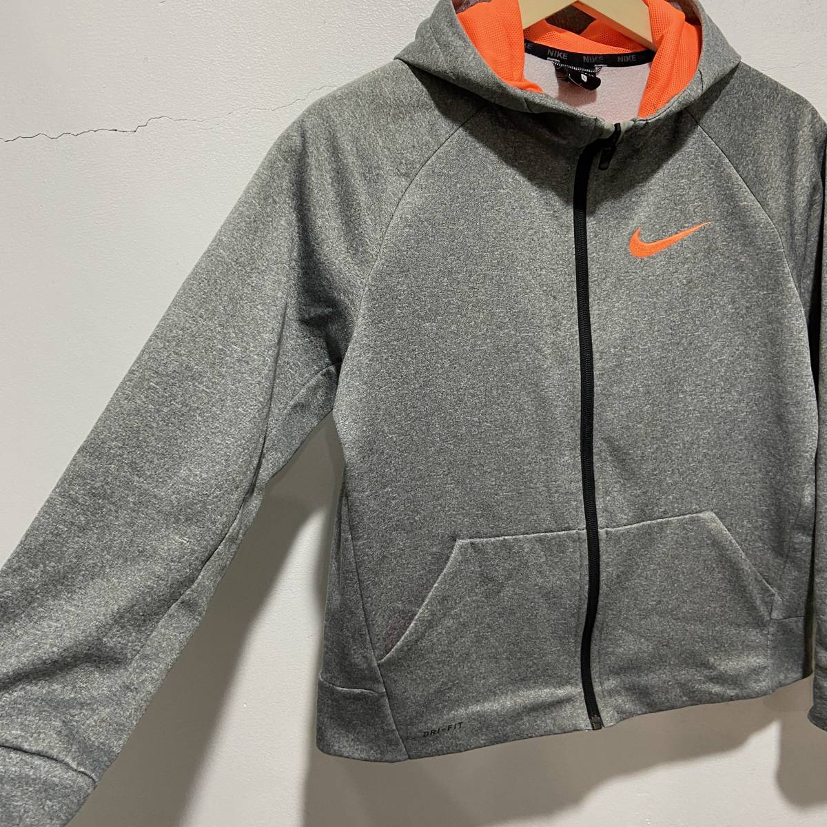 ☆送料無料☆NIKE☆キッズ用フルジップパーカー☆DRI-FIT☆スウェットジャージ素材☆グレーオレンジ☆キッズL☆e22_画像4