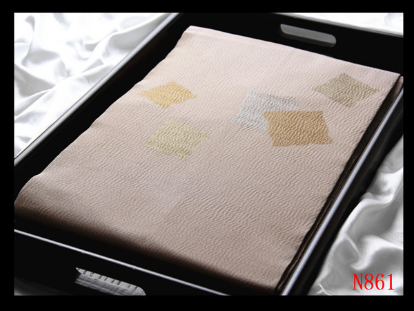 【N861】厳選逸品 縮緬 色紙散らし紋 梅染色地 気品豊かに 正絹高級美術名古屋帯 ◇検◇簪着物袋帯名古屋帯帯締め_画像1