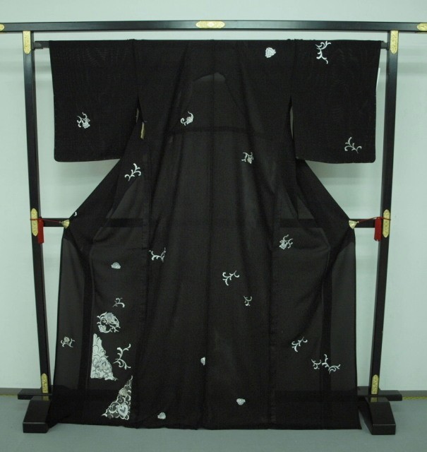 手縫い　お仕立て上がり　正絹　 夏絽　黒　花刺繍1572