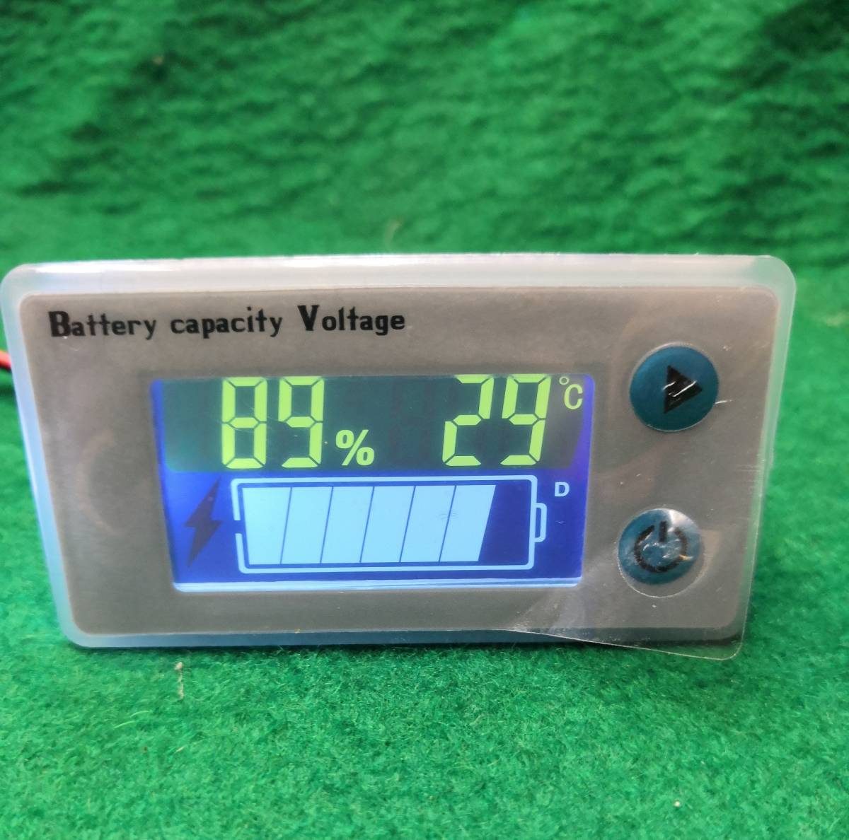 バッテリー容量電圧計温度も表示容量％バー表示パネルはカラー液晶キャンピングカー電源表示に最適です送料全国一律普通郵便１２０円_温度表示されていますボタンで切り替え。