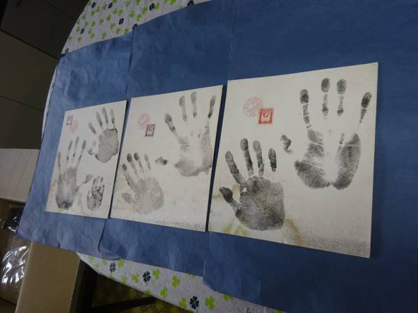 （３）昭和5年の国勢調査記念切手貼りの色紙３枚　手形押印あります。肉筆です。　汚れ、痛みがあります（３）_画像1