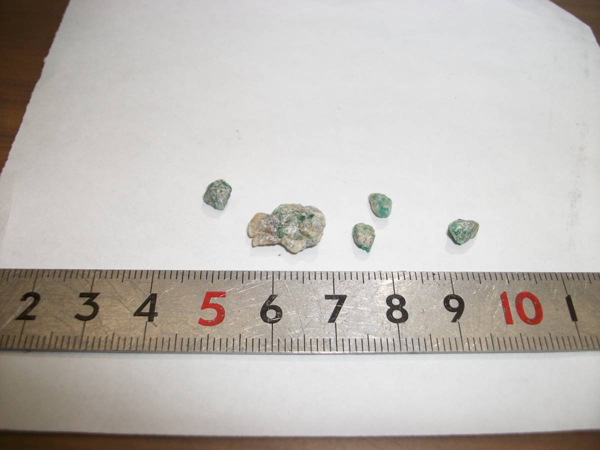 アフガニスタン　宝石質　エメラルド　緑柱石　母石付き　鮮やかなグリーン　小粒　セット　定型外発送_画像2