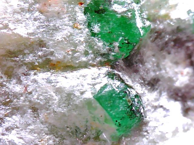 アフガニスタン　宝石質　エメラルド　緑柱石　母石付き　鮮やかなグリーン　小粒　セット　定型外発送_画像1