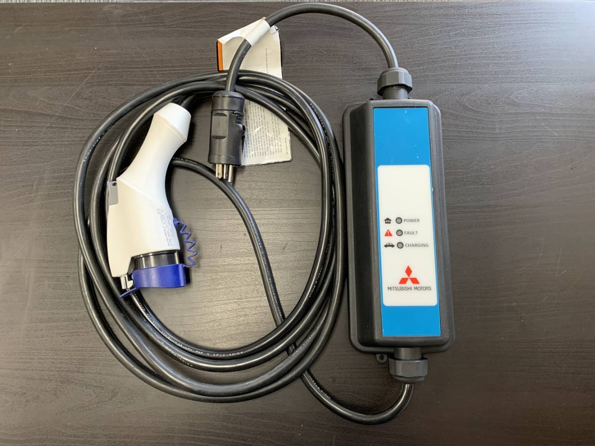大人気定番商品 三菱アウトランダーPHEV 050 新品同様 三菱