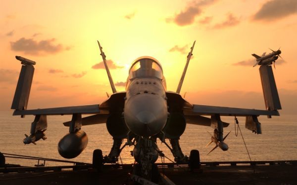 戦闘機 F/A-18E スーパーホーネット USS 空母 ジョンCステニス 絵画風 壁紙ポスター ワイド版603×376mm（はがせるシール式）011W2_画像1