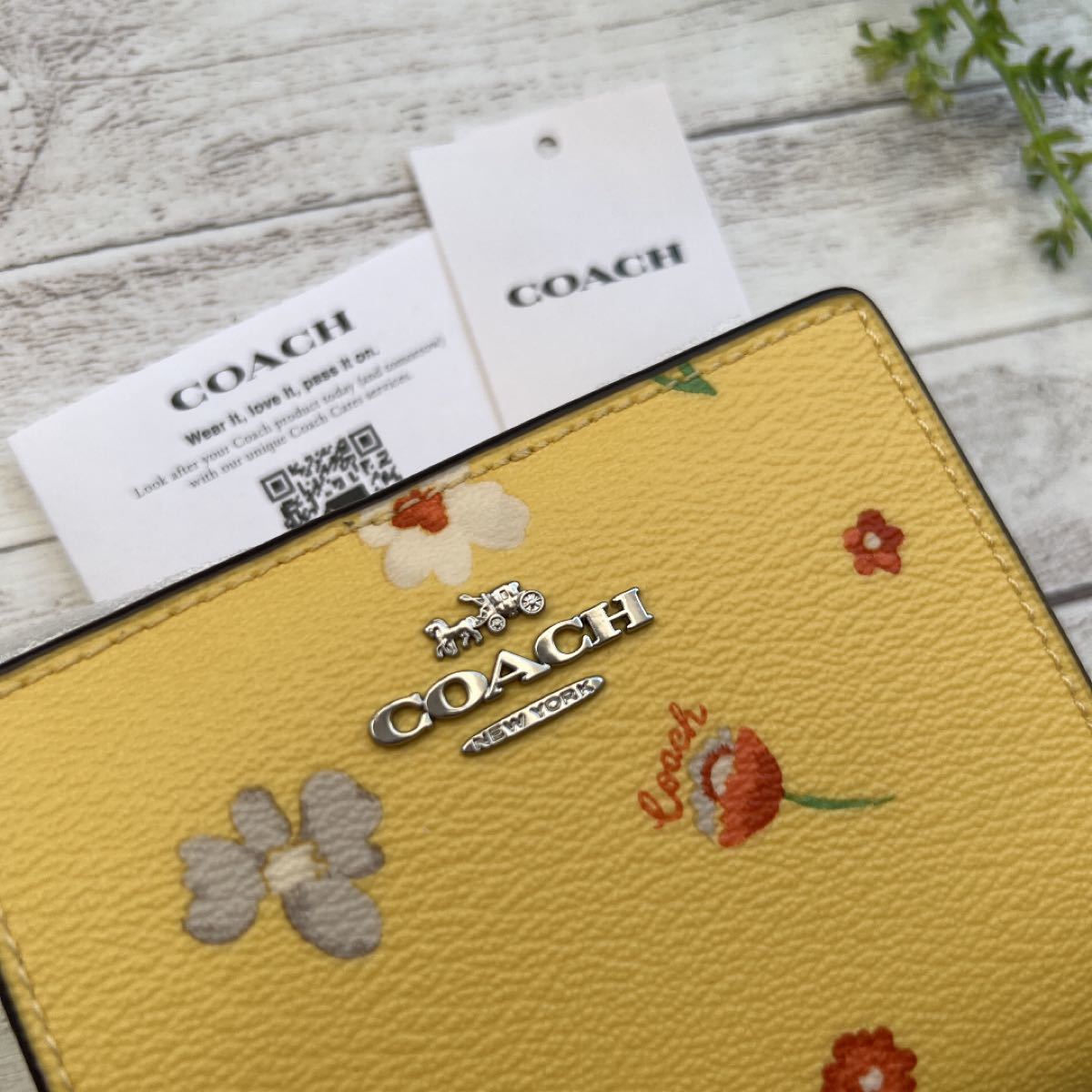 大人気新品 新品/未使用COACHコーチCチャーム 二つ折り財布 イエロー