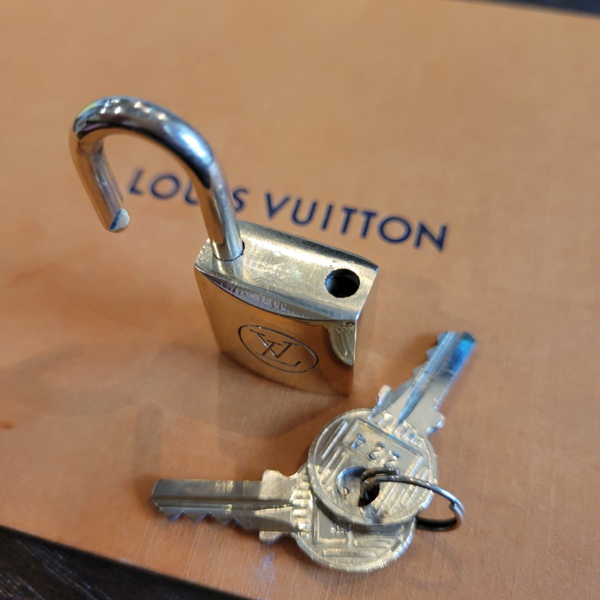 絶版　極美品 品質重視 Louis Vuitton パドロック 南京錠 カデナ ルイヴィトン 研磨磨き済み　224