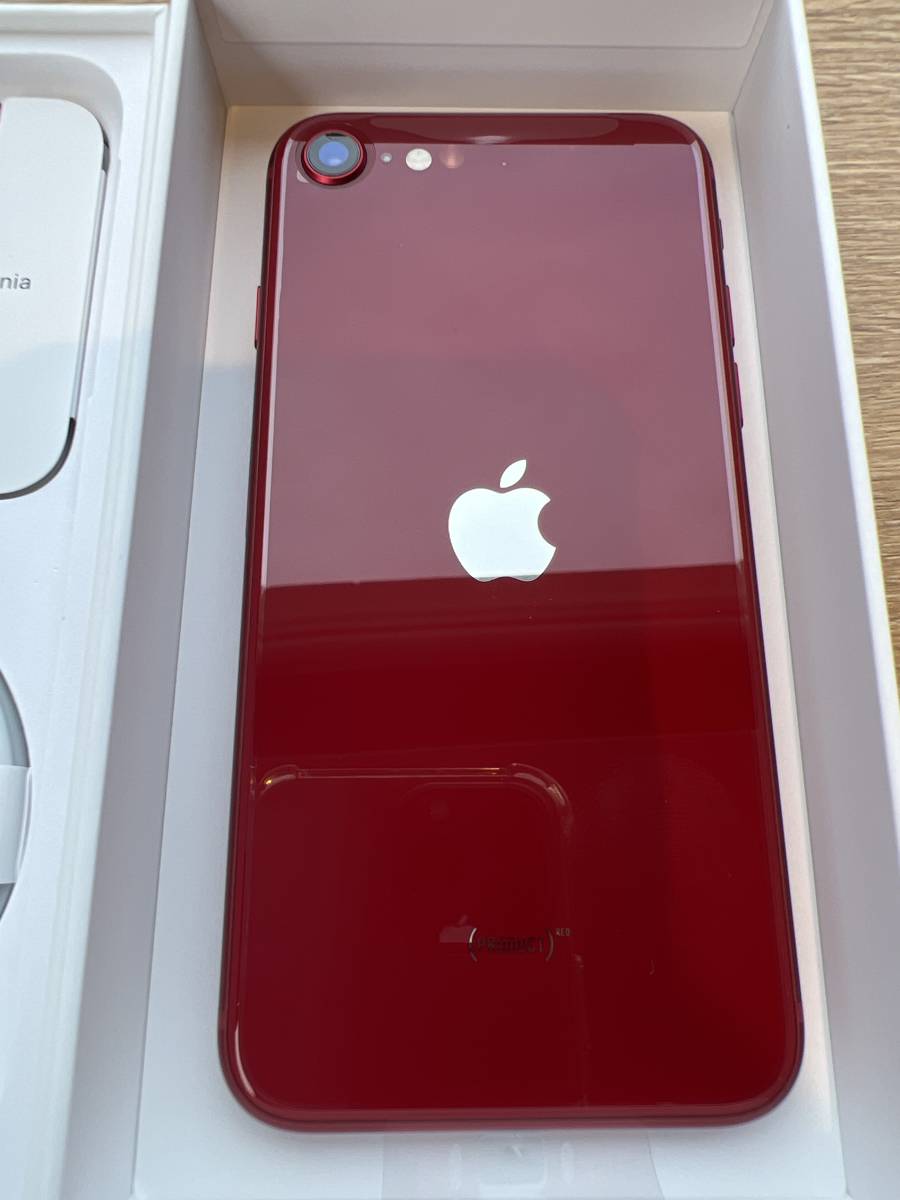 【ほぼ未使用】iPhone SE 64GB レッド 赤 スマホ Apple スマートフォン【2022年6月20日に開封して起動確認のみ】_画像4