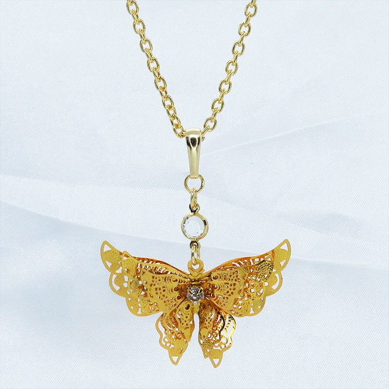 ゴールドカラー 繊細なつくりで立体的に表現された蝶のネックレス バタフライ 立体 ラインストーン 3D 可愛い 長さ調整可 ステンレス可の画像4