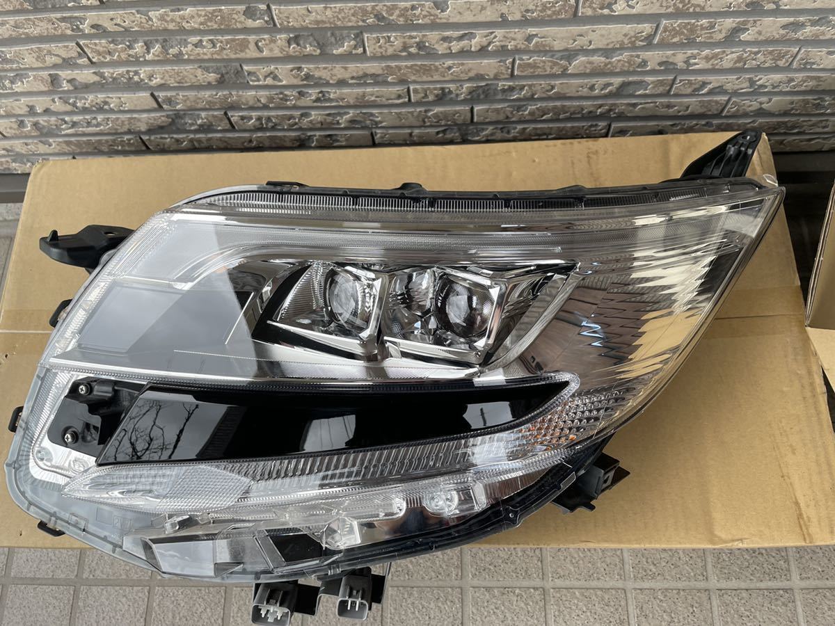 トヨタ ノア ZRR85G 左ヘッドライト LED ichikoh 28-239 送料無料 ...