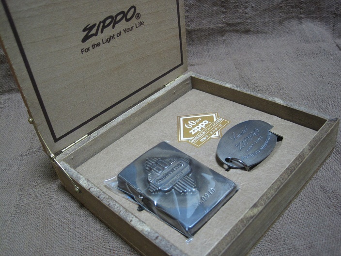  ★　60th anniversary ZIPPO　60周年 記念 ジッポー1000個限定 　希少 未使用 　専用ケース付き　 ジッポ ライター 送料込_画像1