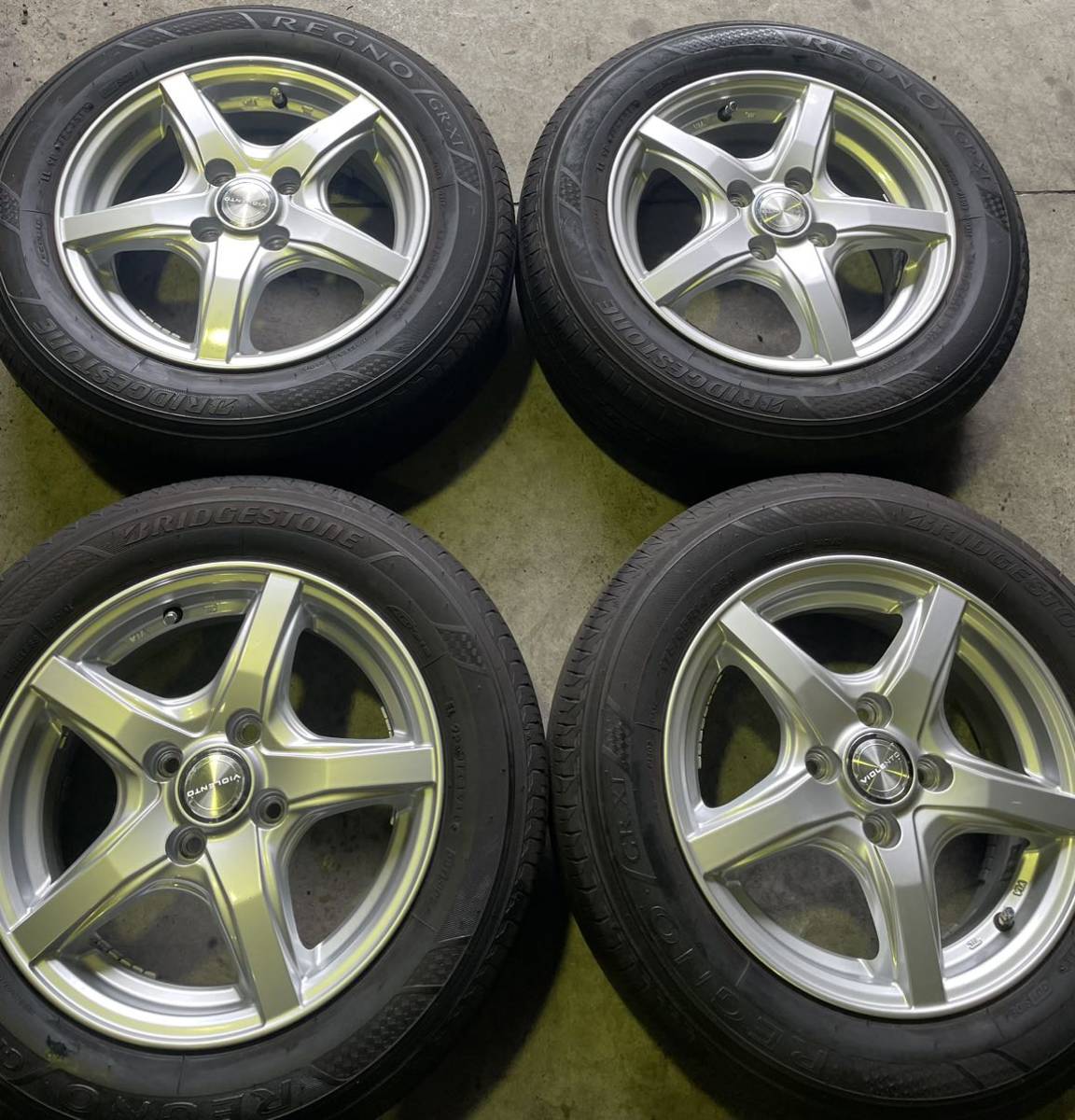 8902)美品 バリ山 レグノ 175/65R14 ノート デミオ カローラ パッソ