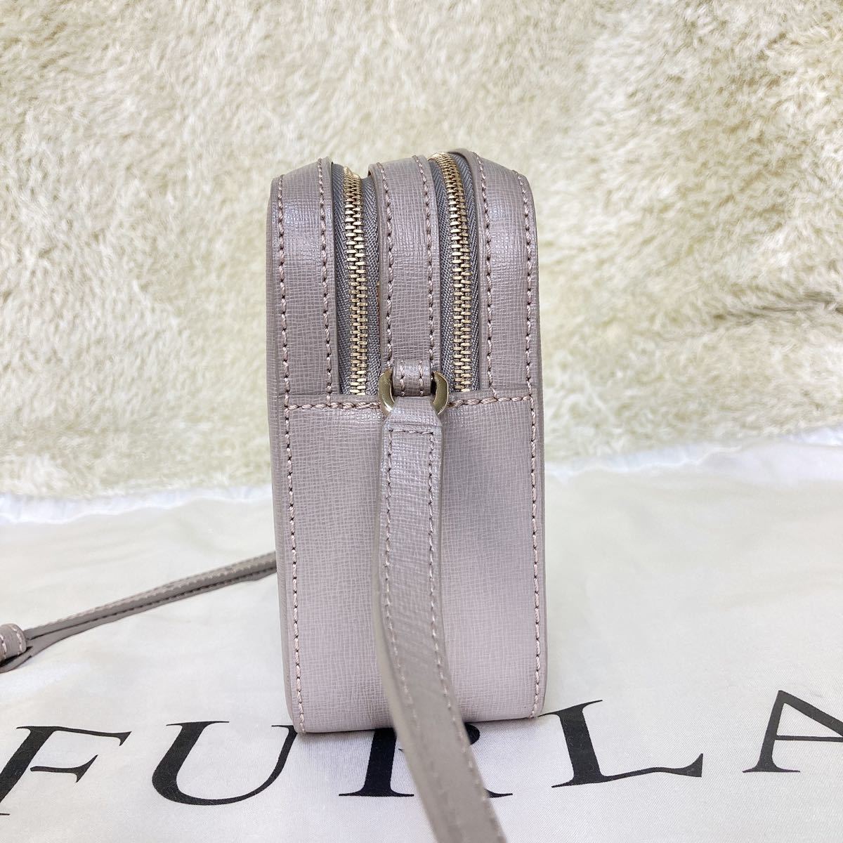 『極美品』FURLA フルラ ショルダーバッグ　ボディバッグ　カメラバッグ　ポシェット　リリー　lilli グレージュ