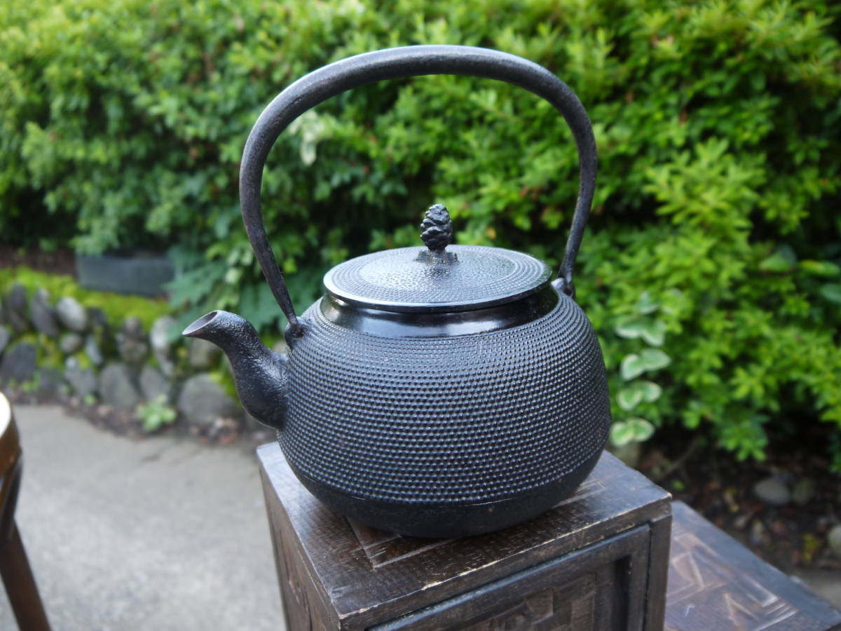 2100円 大人気の 霰紋鉄瓶 三厳堂 南部鉄器 盛岡 茶道具 正規品保障 『南部盛岡』『三厳堂』刻印の鉄瓶 鉄瓶 南部鉄器 金属工芸