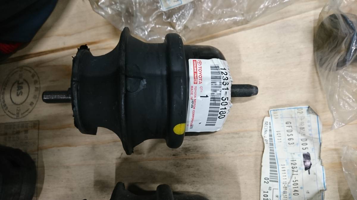 トヨタ TOYOTA セルシオ 30 31 エンジンマウント インシュレータ