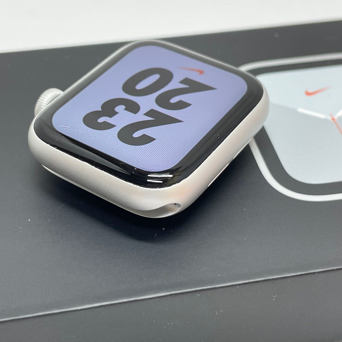 Apple Watch SE NIKE 40ミリ シルバー GPSモデル アップルウォッチ