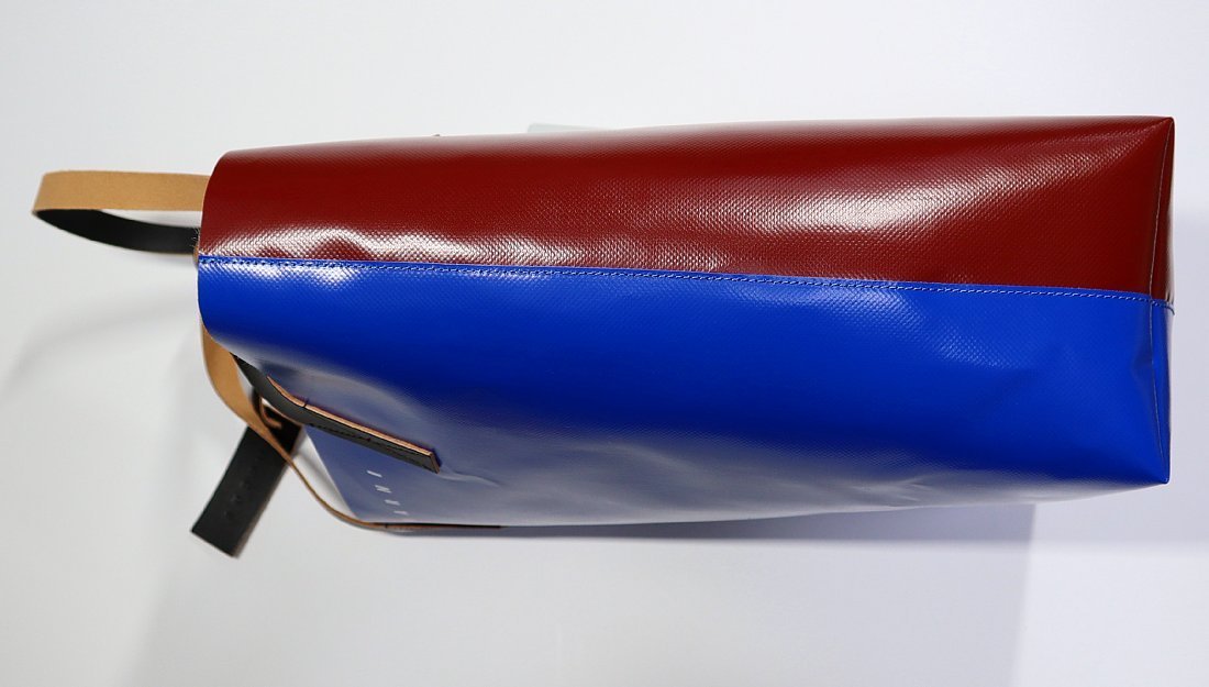 鮮やか艶ブルーのアクセント！【 MARNI / マルニ (伊 】軽く肩掛けもでき使いやすい、PVC製 ショッピングトートバッグ / 大人気TRIBECA_画像3