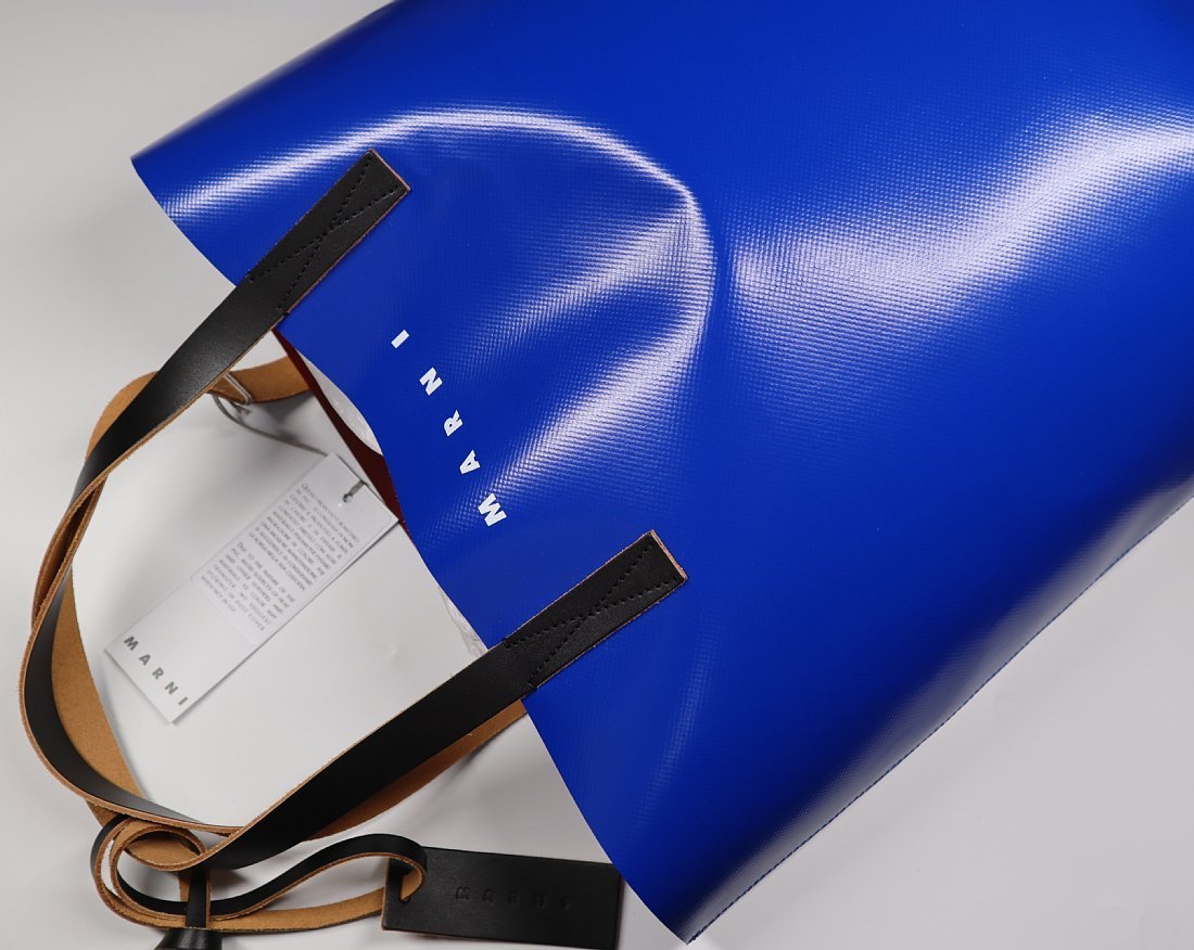 鮮やか艶ブルーのアクセント！【 MARNI / マルニ (伊 】軽く肩掛けもでき使いやすい、PVC製 ショッピングトートバッグ / 大人気TRIBECA_画像5