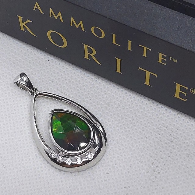 アンモライトのペンダントヘッド 「korite」 カナダのジュエリー