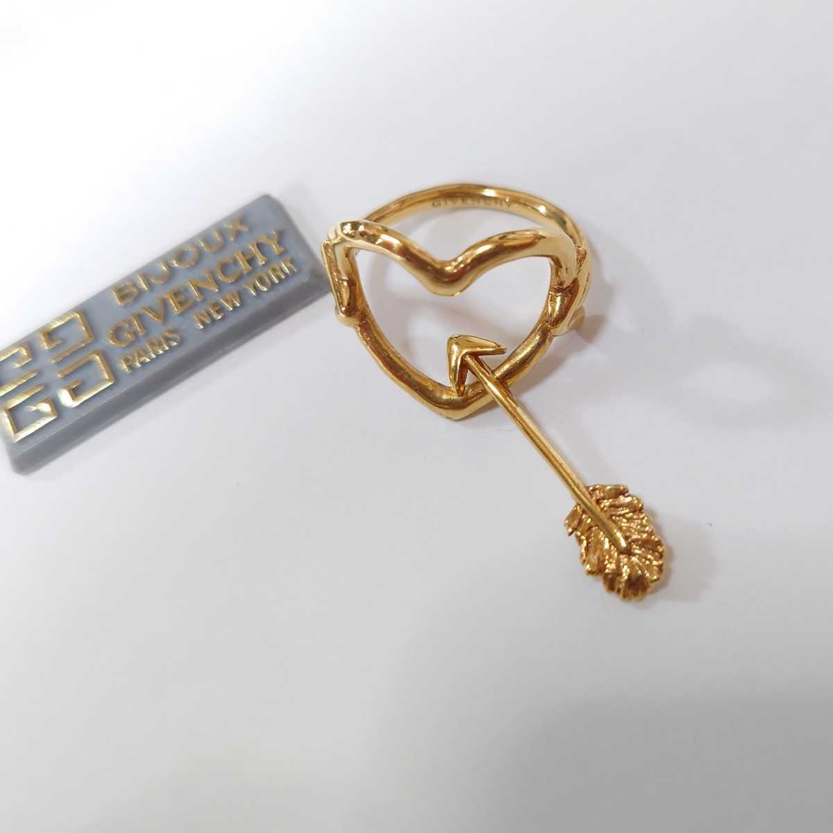 人気の雑貨がズラリ Givenchy ジバンシー ハート 矢 デザイン ゴールド色 美品 リング 指輪