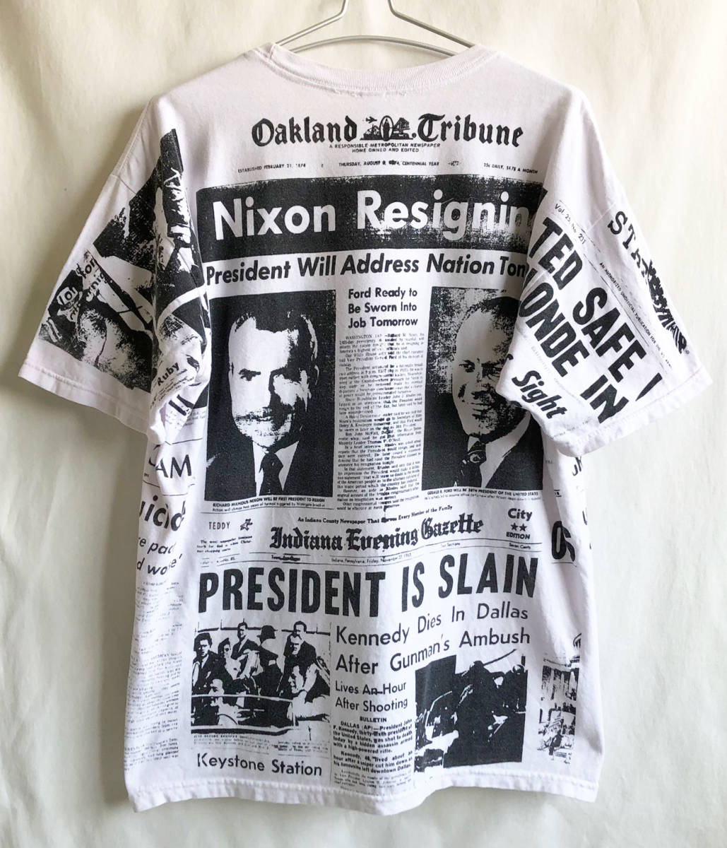 [ America buying attaching / 90\' Vintage ]Nixon Resigning News paper whole surface T-shirt /L/ white / Nixon large ../Oakland Tribune(om-225-4C)