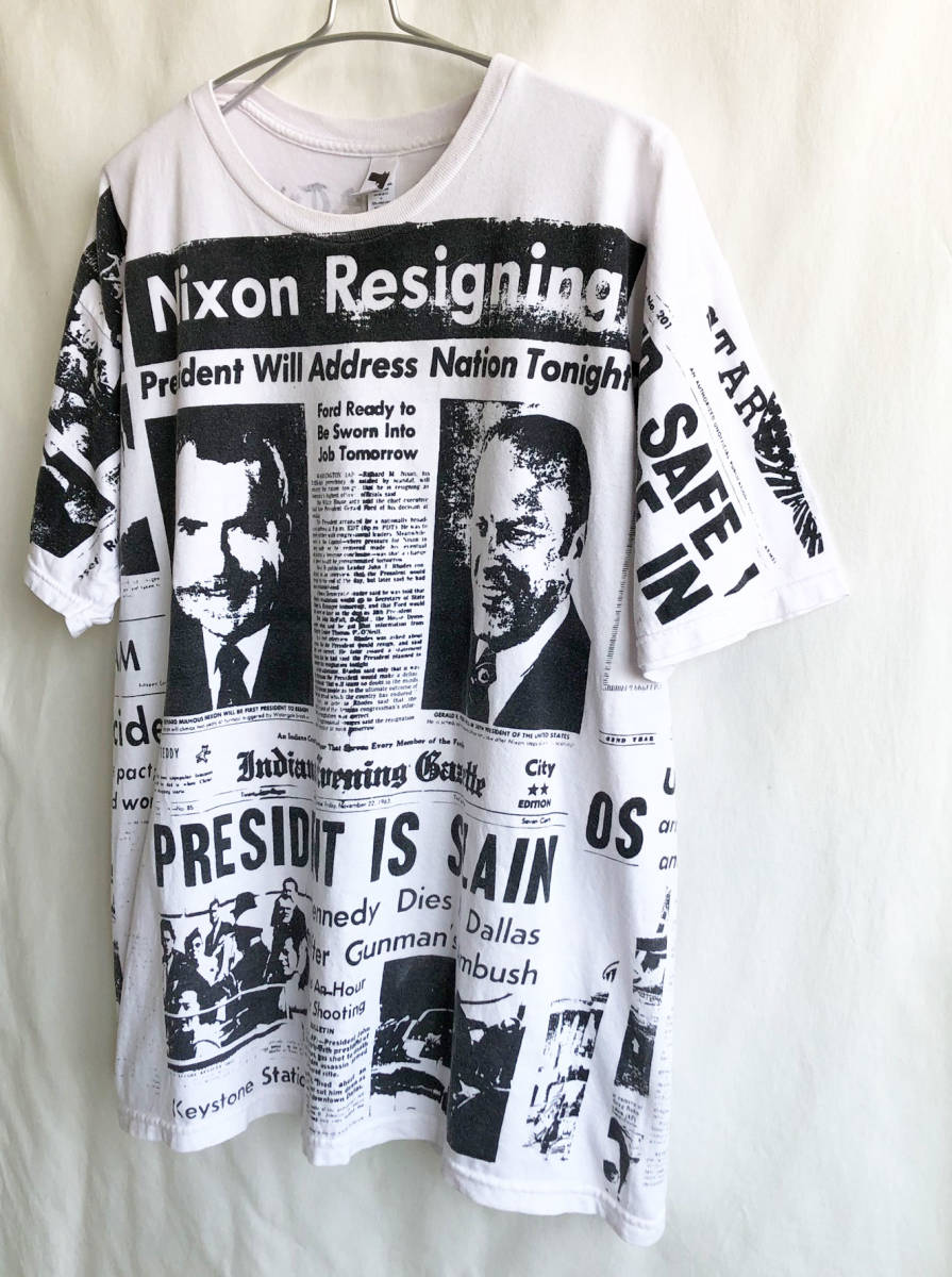[ America buying attaching / 90\' Vintage ]Nixon Resigning News paper whole surface T-shirt /L/ white / Nixon large ../Oakland Tribune(om-225-4C)