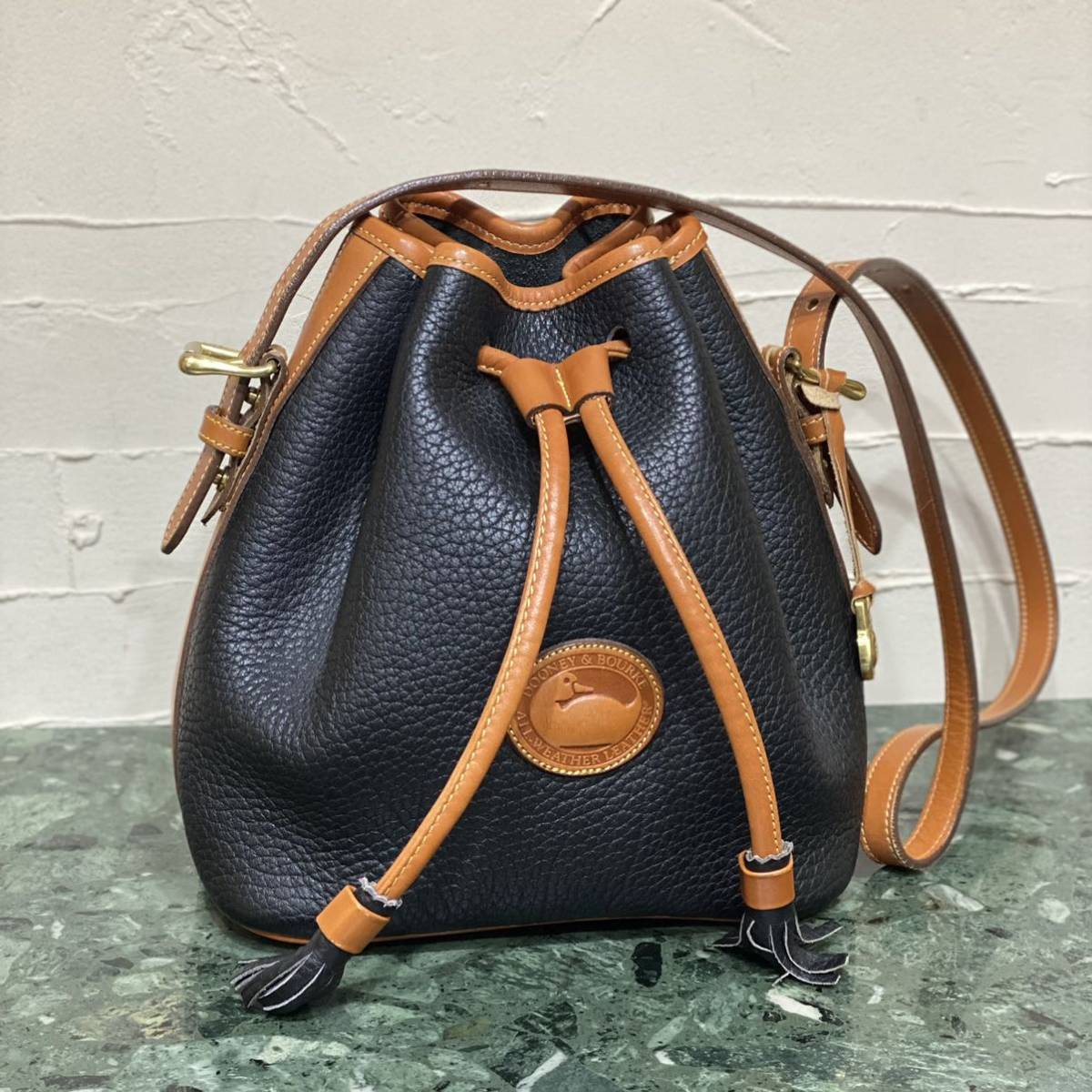 良品 DOONEY＆BOURKE 型押しレザー 巾着型 ショルダーバッグ バイ