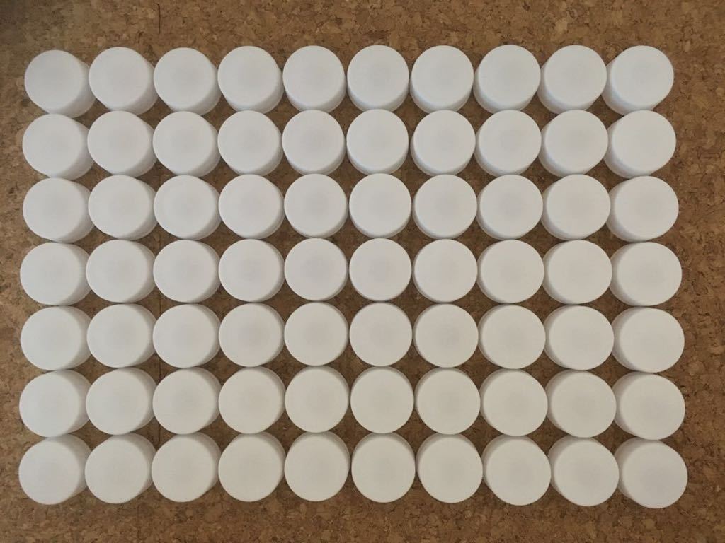 【送料込】ペットボトル キャップ 70個 白　同一形状 無地 簡易洗浄_画像1