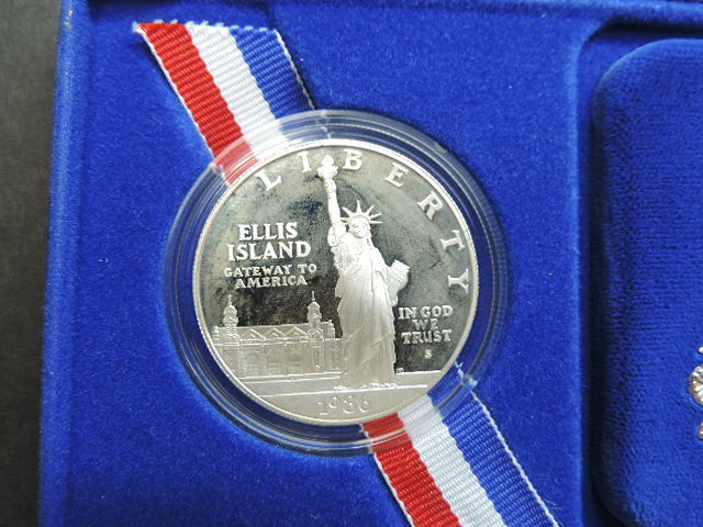 ★自由の女神１００年祭　１ドル銀貨★　　ＬＩＢＥＲＴＹ　ＥＬＬＩＳ　ＩＳＬＡＮＤ　　ディスプレーケース付　１９８６年　新品・未使用_画像2