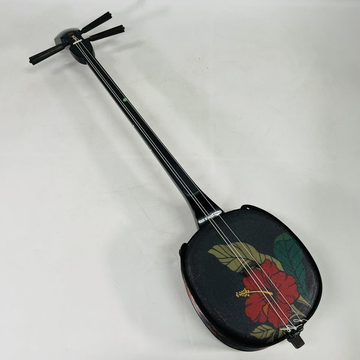 【美品】三線 琉球三線 民族楽器 蛇皮 沖縄 三線 本皮 蛇皮 ケース付 全長約80cm 琉球 和楽器 弦楽器 三板