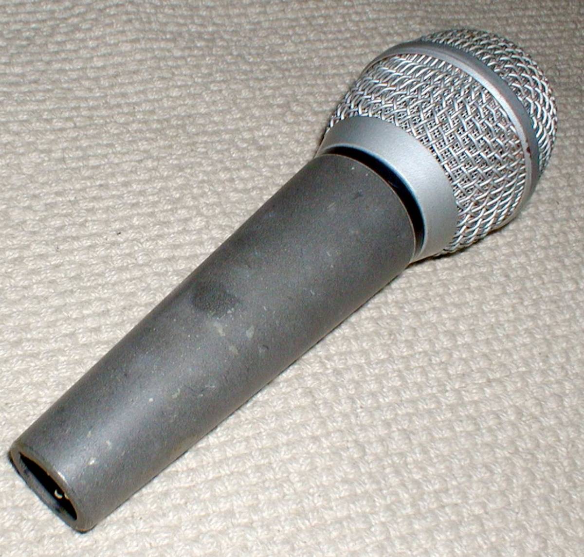 No-Brand Uni-Directional Dynamic Microphone 重量感有・感度良好！ 単一指向性 ダイナミック マイクロフォン 送料520円_画像2