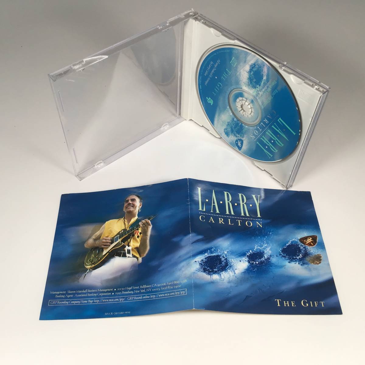 C-442☆　THE　GIFT　Larry Carlton　MCAビクター株式会社　CD　※ケース割れ有り　ジャズ　音楽_画像3