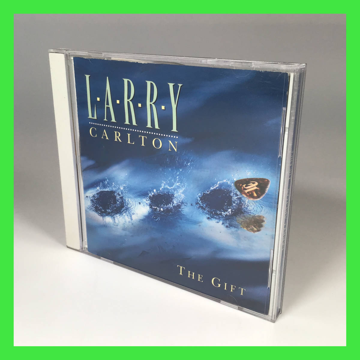 C-442☆　THE　GIFT　Larry Carlton　MCAビクター株式会社　CD　※ケース割れ有り　ジャズ　音楽_画像1
