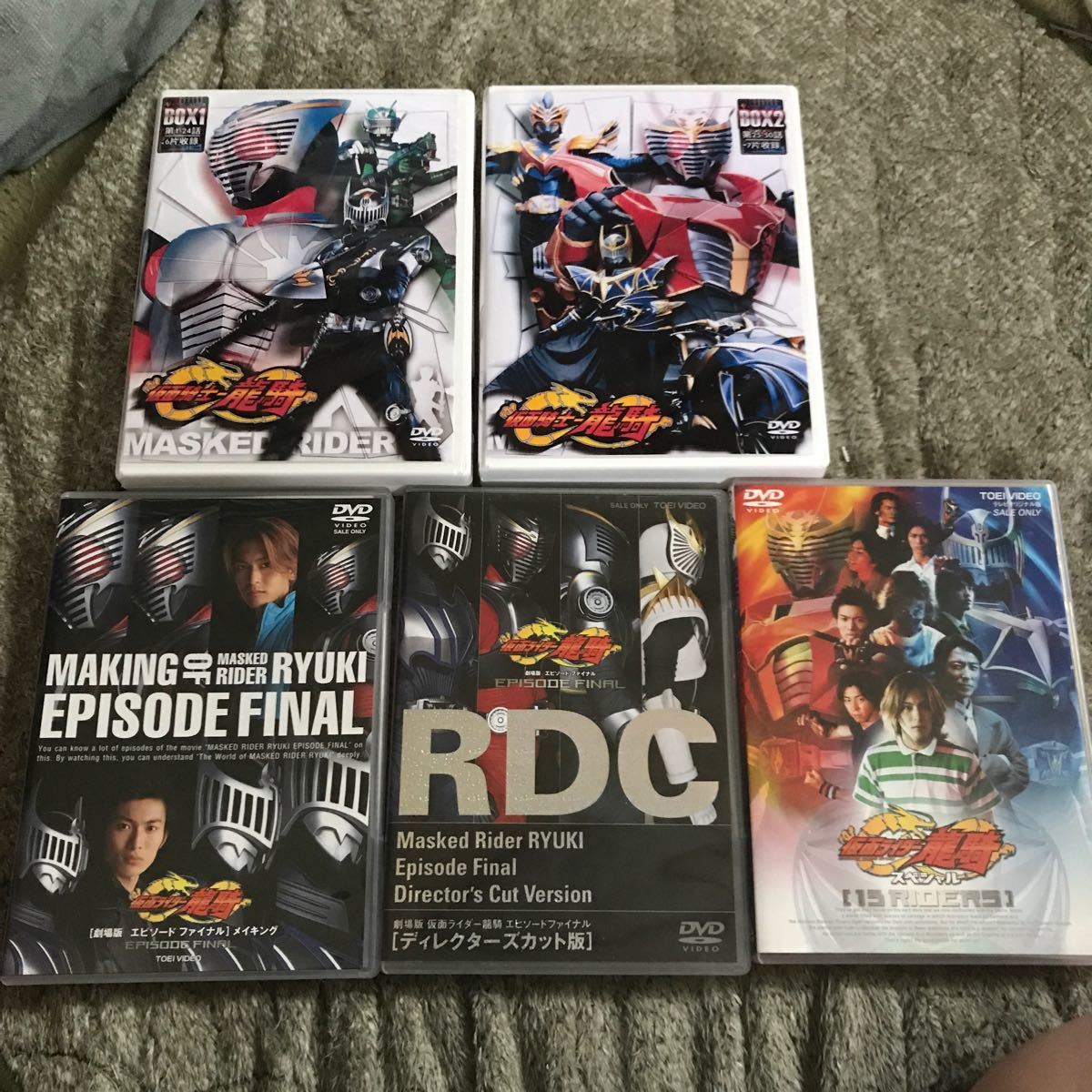仮面ライダー龍騎DVDセットと海外版龍騎ドラゴンナイトレンタル落ち全巻ジャケット付き。海外版は日本語音声です。普通に再生可能です。 仮面ライダー龍騎DVDセットと海外版龍騎ドラゴンナイトレンタル落ち全巻ジャケット付き。海外版は日本語音声です。普通に再生可能です。