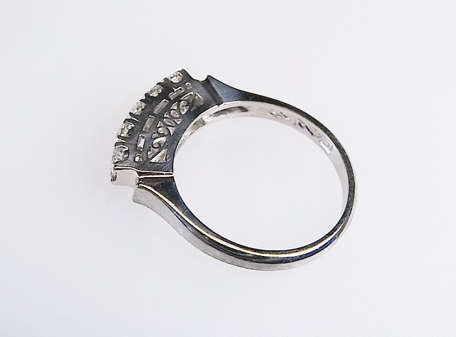 Pt900 diamond * one character ring 